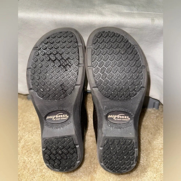 Easy Street  Women's Easy Works By Lyndee Slip Resistant Clogs Size 6 - Picture 9 of 9